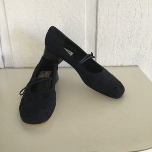 AJ Valenci Vintage Embroidered Shoe Color Navy Size 9